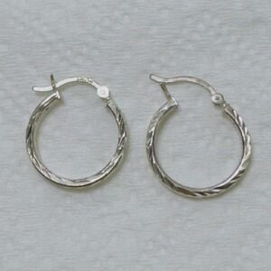 SU 925 IN Sterling Silver Carved Design Latchback Hoop Earrings 2.02gr 3/4"